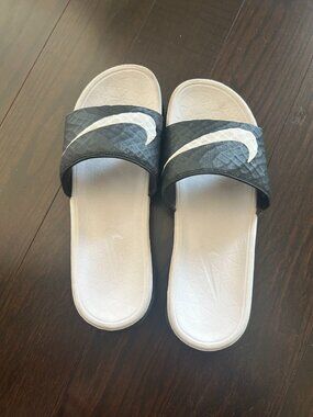 Nike Slide Size 9 - Good Condition